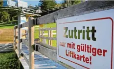  ?? Foto: Christoph Kölle ?? Dieses Schild gilt ganzjährig. Wegen des Corona‰Lockdowns würde aktuell aber selbst eine Liftkarte den Winterspor­tlern nichts bringen.