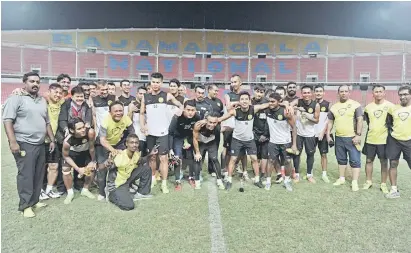  ?? — Gambar Bernama ?? GEMBIRA: Pasukan Malaysia bergambar kenangan selepas menjalani sesi latihan terakhir menjelang final Piala AFF Suzuki 2014 di Stadium Rajamangal­a, Thailand.