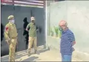  ??  ?? PDP leader Naeem Akhtar being stopped by policemen from going outside his house in Srinagar on Thursday.
VIDEO GRAB/TWITTER