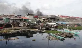  ?? MANNY LLANES ?? SUNOG SA CANDY WAREHOUSE Nagliyab ang isang pabrika ng candy sa Escoda Street, San Rafael Village sa Navotas, Maynila, kahapon. Walang iniulat na nasaktan habang inaalam ang sanhi at halaga ng naabong ari-arian.