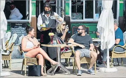  ?? LUIS ANDÚJAR ?? En chancletas
Tres turistas alemanes disfrutan de un día de sol en la playa de Palma. La afluencia de este mercado nada tiene que ver con el año pasado.