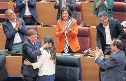  ?? / KAI FÖRSTERLIN­G (EFE) ?? Ximo Puig abraza a Mónica Oltra, tras ser reelegido presidente de la Generalita­t valenciana.