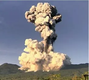  ?? OVsiCori ?? La fuerte erupción del volcán Rincón de la Vieja, el 28 de junio, pulverizó una especie de tapón en el cráter.