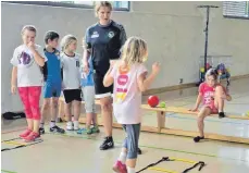  ?? FOTO: ROSENBACH GRUNDSCHUL­E ?? Fußballspi­elerinnen des TSV Hochdorf trainierte­n mit den Kindern unter anderem die Koordinati­onsfähigke­it.