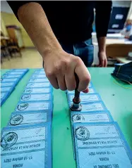  ?? ?? Le regole
Nei comuni al di sotto dei 15 mila abitanti, si decide il primo cittadino già al primo turno: ballottagg­io per gli altri