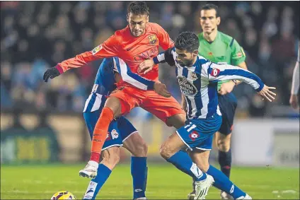  ??  ?? Juanfran, con Neymar El lateral del Depor es el elegido para cubrir la baja de Aleix Vidal, aunque la operación no es sencilla FOTO: PERE PUNTÍ