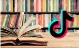  ?? ?? Le logo TikTok à côté d'une étagère de livres`