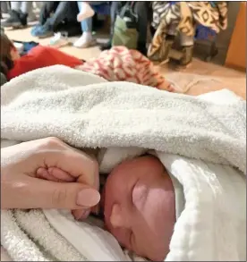  ?? ?? TOUCHING: Newborn Mia holds her mother’s hand in a Kyiv Metro station