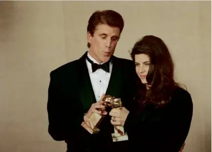  ?? ASSOCIATED PRESS FILE ?? Ted Danson and Ms. Alley showed off their Golden Globe Awards in 1991.