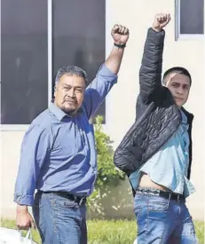  ??  ?? ► El líder de la CAM, Héctor Llaitul, tras abandonar el penal El Manzano, en Concepción.