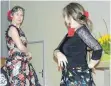  ?? FOTO: PATRICIA GRAGNATO ?? Flamenco-Lehrerin Elis Wall aus Memmingen und ihre Schülerin Andrea Simmel unterhielt­en mit Flamenco.