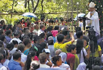  ??  ?? LLAMADO. MONSEÑOR GREGORIO ROSA CHÁVEZ DIJO A LOS PRESENTES QUE CUIDARAN LA GRUTA DE LA VIRGEN DE FÁTIMA QUE ESTÁ EN EL CERRO.