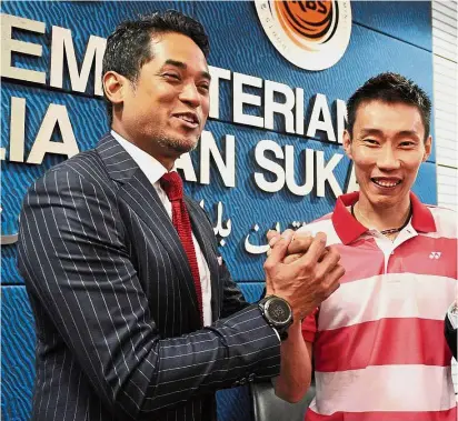  ??  ?? Go for it: Youth and Sports Minister Khairy Jamaluddin has told shuttler Lee Chong Wei to become Malaysia’s next world champion.
