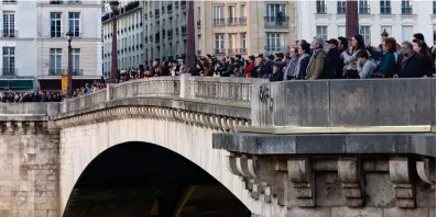  ??  ?? Below: A crowd watches the fire from the Pont de la Tournelle