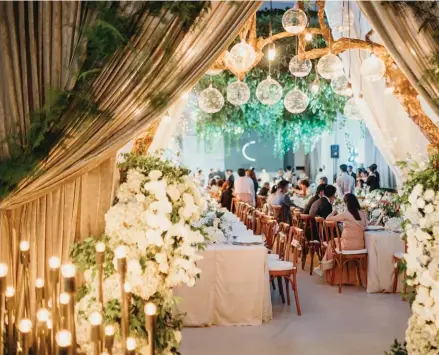  ??  ?? 01 ABOVE Guests were first treated to the sight of Gideon Hermosa’s wooden arch adorned with flowers and ferns, highlighte­d by glass orbs and warm lights.