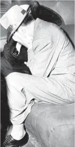  ?? CHICAGO TRIBUNE ?? Gus Alex hides his face while sitting in a car at the detective bureau on Sept. 9, 1946, before his release on a habeas corpus writ. Police had hoped to question him about a shooting.