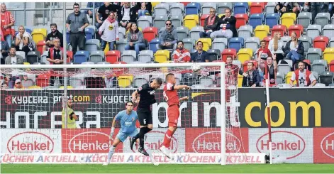  ?? RP-FOTO: FALK JANNING ?? Bei Fortunas erster Partie gegen den FC Augsburg gab es Lücken auf den Tribünen. Das wird auch am Samstag beim zweiten Heimspiel so sein.