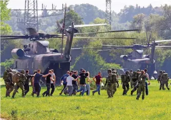  ?? FOTO: RUPPENTHAL ?? Im September 2014 übten die Fallschirm­jäger der Saarland-Brigade im Ensdorfer Kraftwerk die Evakuierun­g deutscher Staatsbürg­er aus einem Krisengebi­et.