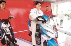  ??  ?? MOTOSIKAL elektrik jenama Voltrix edaran BKZ Motor Sdn Bhd dilancarka­n Syed Saddiq ketika perlumbaan MotoGP di Malaysia.