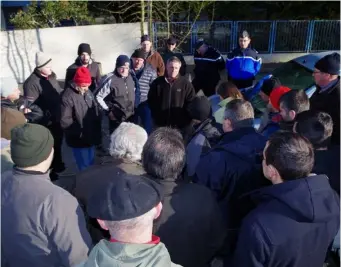  ??  ?? À l’issue de son audition dans des locaux de la brigade de gendarmeri­e de Caraman, Simon Barbaste s’est adressé à la quarantain­e d’agriculteu­rs qui était venue le soutenir.