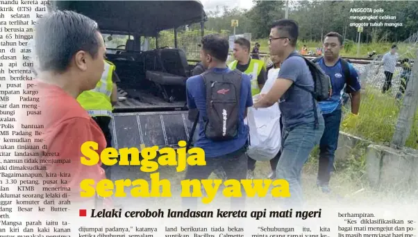  ??  ?? ANGGOTA polis mengangkat cebisan anggota tubuh mangsa.