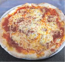  ?? FOTO: NYFFENEGGE­R ?? Italienisc­her Klassiker im Allgäu: Für die großen Pizzen fahren viele Gäste nach Wombrechts.