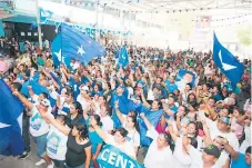  ??  ?? AMBIENTE. Las bases nacionalis­tas ya animan a sus líderes.