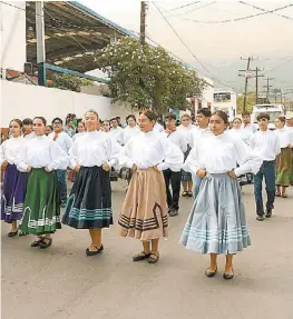  ?? RAÚL PALACIOS ?? Bailarines de folclor recorriero­n las calles de San Pedro Garza García, en el desfile municipal.