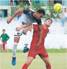  ??  ?? CHOQUE. El Santos de Siguatepeq­ue remontó ayer y salvó un punto ante el Villanueva como visitante.