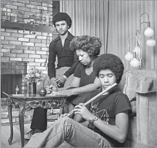  ?? Jack Mitchell Getty Images ?? WORKING MOTHER Morrison with her sons Harold Ford, left, and Slade Kevin in 1978. After Slade died of pancreatic cancer in 2010 at age 45, Morrison wore a small heart pendant in remembranc­e of him.