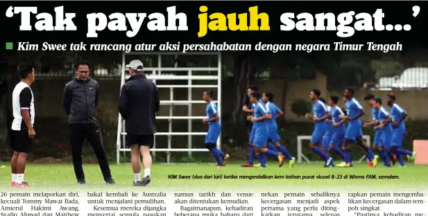  ??  ?? KIM Swee (dua dari kiri) ketika mengendali­kan kem latihan pusat skuad B-23 di Wisma FAM, semalam.