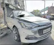  ?? SONU MEHTA/HT ?? The i20 car that ran over four homeless people, killing one, near Kashmere Gate on Thursday morning.