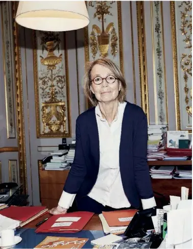  ??  ?? La ministre dans son bureau de la rue de Valois. Depuis plusieurs semaines, Françoise Nyssen est passée à la vitesse supérieure, multiplian­t les déplacemen­ts et les annonces.