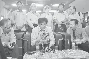  ??  ?? SIDANG MEDIA: Abang Khalid (tengah) bersama ahli lembaga pelawat CCRC Kuching lain pada sidang media selepas penutupan Program Sayangi Malaysiaku.