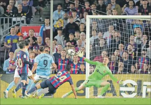  ?? ?? El alemán Marc Andre Ter Stegen estira el brazo de forma magistral para detener una de las grandes aproximaci­ones que tuvo el Celta de Vigo en el duelo dominical en España