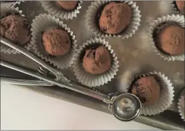  ?? PHOTO BY CATHY THOMAS ?? Using the microwave will speed up these five ingredient chocolate truffles.