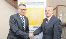  ?? FOTO: GERD MÄGERLE ?? Oberbürger­meister Norbert Zeidler (links) begrüßt Volker Schindler, Bürgerbeau­ftragter des Landes Baden-Württember­g.