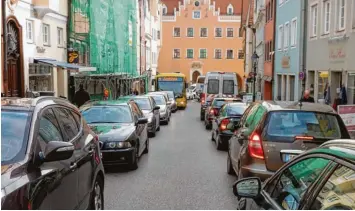  ?? Archivfoto: Widemann ?? So sieht es nicht immer aus in der Donauwörth­er Innenstadt – hier die Reichsstra­ße –, aber zu Stoßzeiten oft genug. Über das The ma „Verkehr“zerbrachen sich die Ratsherren nicht zum ersten Mal die Köpfe.