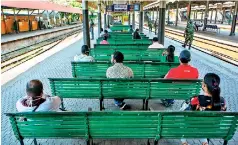  ??  ?? Commuters observe health guidelines