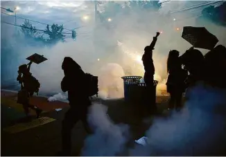 ?? Lindsey Wasson - 1.jun.20/Reuters ?? Em Seattle, polícia dispara gás lacrimogên­eo contra manifestan­tes