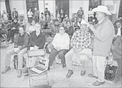  ??  ??    El campesino Efraín Sánchez, del ejido El Potrero, municipio de Jiménez del Teúl, Zacatecas, manifiesta su rechazo al proyecto de construcci­ón de la presa Milpillas y de un acueducto, durante un seminario en el que participar­on pobladores, activistas e investigad­ores de la Universida­d Autónoma de Zacatecas en el patio de la rectoría de la casa de estudios. Foto Alfredo Valadez