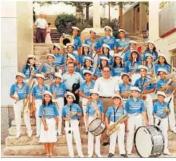  ??  ?? Don José con la banda de Alhama en sus inicios en el verano del 84.