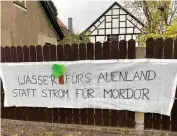  ??  ?? In den Apfelstädt-Anrainerko­mmunen wie hier in Wandersleb­en wird der Prostest sichtbar.