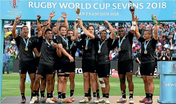  ?? PHOTOSPORT ?? The victorious New Zealand sevens team celebrate after being presented with the trophy yesterday.
