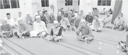  ??  ?? FOKUS: Sebahagian daripada jemaah lelaki khusyuk mendengar ceramah daripada ustaz.