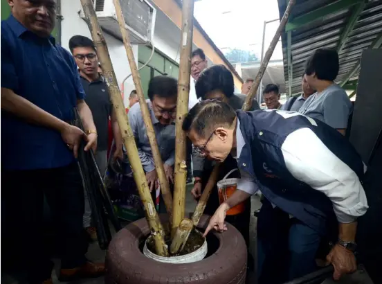  ??  ?? HEALTH Secretary Francisco Duque and DoH officials yesterday lead a search and destroy activity at the DoH compound as part of its anti-dengue campaign.
