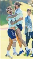  ??  ?? Ceballos, con Sergio Ramos.