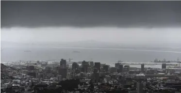  ?? ARMAND HOUGH African News Agency (ANA) ?? AN INCOMING storm darkens the Cape Town CBD. |