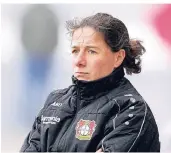  ?? FOTO: DPA ?? Leverkusen­es Trainerin Verena Hagedorn rechnet mit einem aggressive­n Gegner, bei dem viele ehemalige Spielerinn­en von Bayer 04 unter Vertrag stehen.