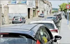  ?? - Crédits : RC ?? Mercredi après-midi : côté droit, pas une place libre, côté gauche, deux stationnem­ents interdits sur trottoir